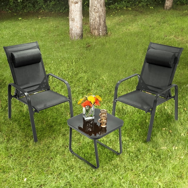 Costway Ensemble de Mobilier Bistro de Patio 3 Pcs avec Deux Chaises Empilables Noires à Dossier Réglable avec Appuie-Têtes et une table Basse en Verre Trempé. Idéal pour les Espaces Extérieurs comme les patios, les Vérandas et les Balcons, Cet Ensemble de conversation Extérieur compact Offre une Conception Gain de Place et des Matériaux Durables pour une Utilisation à Long Terme.