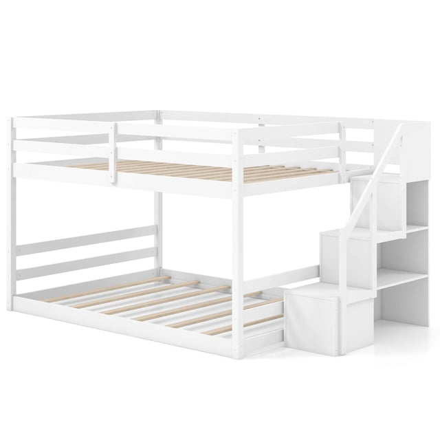 Costway Lit Superposé Bas Pleine Grandeur sur Pleine Grandeur avec Escaliers de Rangement, Fabriqué en Bois Massif Blanc, avec des Garde-Corps Pleine Longueur sur la Couchette Supérieure et des Escaliers Intégrés avec Trois Compartiments de Rangement Ouverts. Idéal pour les Meubles pour Enfants, Ce Lit Superposé Offre un Profil Bas, des Lattes en Contreplaqué Durables et un Accès Sécuritaire pour les Enfants, les Ados Ou les Adultes.
