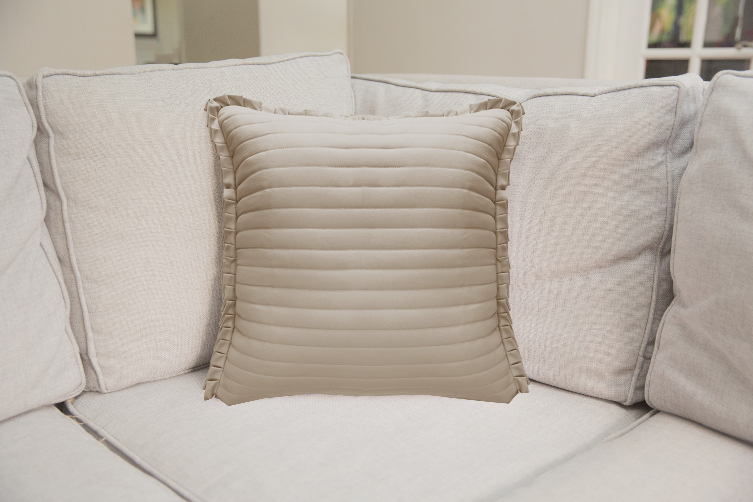 Mainstays Housse de coussin décoratif – Ruffles Taupe, coussin décoratif à volants