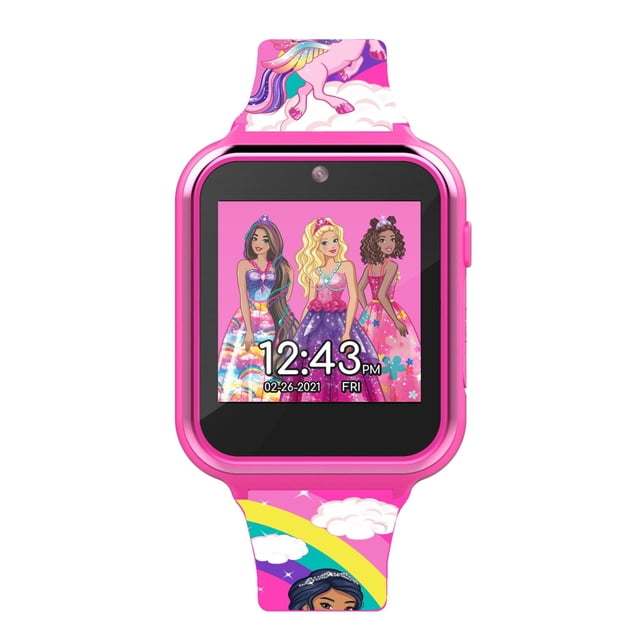 Barbie Montre Interactive à Écran Tactile avec Caméra en Rose Vif avec Affichage Numérique Carré avec Trois Personnages Barbie en Robes Colorées, Affichant l'Heure 12:43 PM, la date 02-26-2021 et day Friday. le Bracelet Rose Est Orné d'Une Licorne, d'Un Arc-en-Ciel, de Nuages et d'Une illustration de Personnage, Conçue comme une Montre Intelligente pour Enfants avec Écran Tactile et Fonctions d'Appareil Photo.