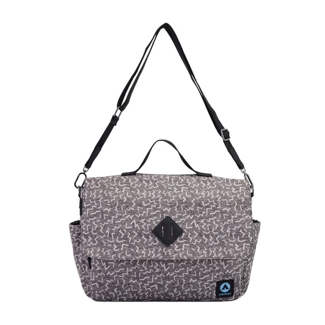 Airwalk Sac Messager en Toile Grise avec Motif Abstrait Blanc, Doté d'Une Poignée Supérieure, d'Une Bandoulière Noire Ajustable, d'Un Rabat avant avec Écusson en Losanges Noirs, de Poches Latérales et du logo Airwalk Bleu. Il Comprend une Pochette Rembourrée pour Ordinateur Portable, des Poches Zippées Sécurisées avec Boucle pour Clé, des Fentes pour Cartes et des Boucles Extensibles, Idéal pour un Transport Quotidien Organisé dans les Bagages et les Sacs à Dos.