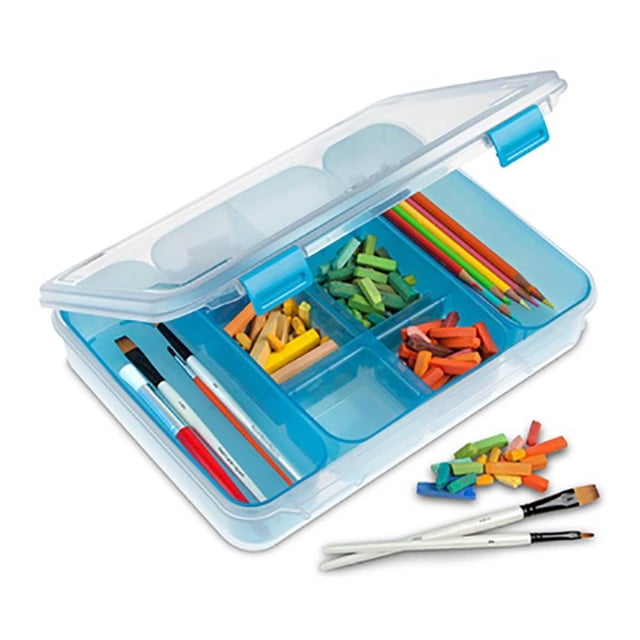 Sterilite Étui Divisé Empilable en Plastique Petit Contenant de Rangement avec Couvercle, Lot de 12. un Étui de Rangement en Plastique Transparent avec Loquets d'Aquarium Bleus et Plateaux Teintés Amovibles pour l'Eau Douce, Comprenant 8 Compartiments pour Organiser des Articles comme des Craies de Cire, des Pinceaux et des Craies de Cire. le Couvercle à Charnière Est Ouvert, Mettant en Valeur des Fournitures d'Art Triées. Conçu pour les Besoins d'Artisanat, de Beauté, de Quincaillerie et de Passe-Temps, avec Pieds d'Indexation pour un Empilage Sécurisé. Dimensions : 13.4 x 10.75 x 2.5 Pouces