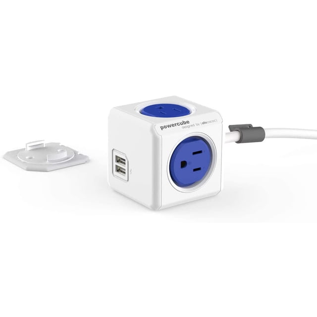 PowerCube Parasurtenseur USB Extra Étendu en cube avec Quatre Prises Électriques Bleues sur des Côtés Séparés et Deux ports USB sur un Boîtier cube Blanc, Connecté à un Cordon d'Extension Blanc de 5 Pi, Montré avec une Plaque de Montage Amovible pour une installation flexible sur Bureau Ou Mur.