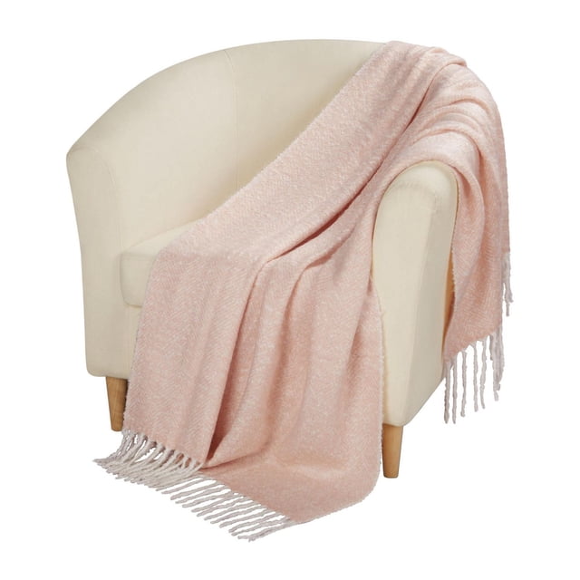 hometrends Jeté Teint en Fil en Rose Doux Drapé sur un Fauteuil Crème avec Pattes en Bois, avec Tissu Teint en Fil et Extrémités à Franges, Mesurant 50 Po par 60 Po, Idéal pour Ajouter Chaleur et texture aux Salons Ou aux Chambres.