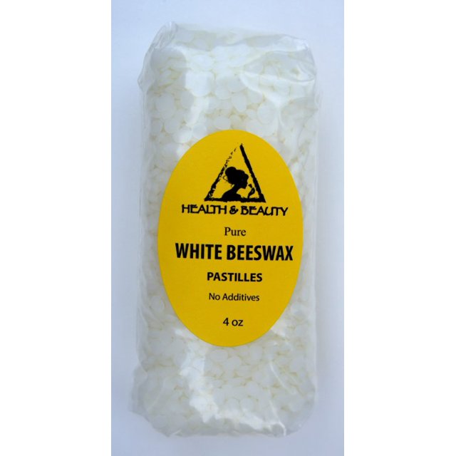 pastilles Biologiques de Cire d'Abeille Blanches par Health & Beauty, Emballées dans un Sac Transparent avec une Étiquette Jaune Lisant « pastilles de Cire d'Abeille Blanches Pures, Sans Additifs, 4 oz. » Ces pastilles de Qualité Cosmétique Sont Petites, pastilles Blanches Idéales pour la Fabrication de Bougies, les formulations de Soins du Corps et les Bougies d'Aromathérapie, Agissant comme Émulsifiant et Offrant une Raideur aux Produits.