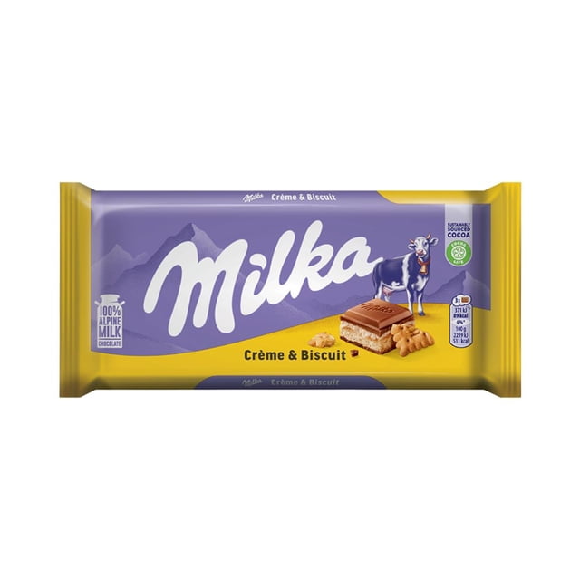 Milka Crème et Biscuit (Pologne) Barre de Chocolat 100 g dans un Emballage Violet et Jaune, Présentant le logo Milka, une illustration de Vache, et des images de la Barre de Chocolat avec Garniture à la Crème au Lait et des Morceaux de Biscuit. Faite avec du Chocolat au Lait Alpin et du Cacao d'Approvisionnement Durable.