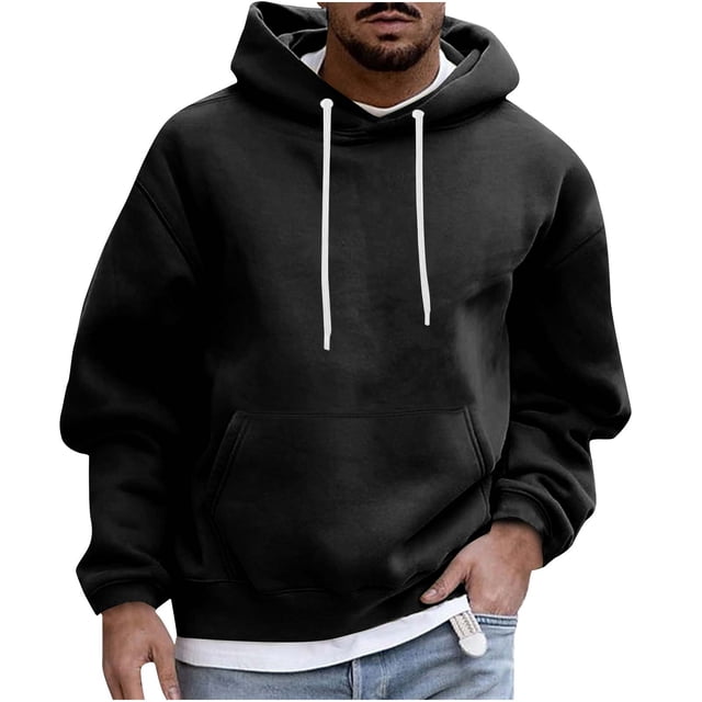 RKSTN Chandails à Capuchon pour Hommes Mode d'Automne Chandail Doux Mode Décontractée Col Rond avec Poche Chandail à Enfiler Manches Longues Hauts Chandail. l'Image Montre un Chandail à Capuchon Noir avec un Col Rond, Manches Longues et une Poche Kangourou avant. le Chandail à Capuchon Présente un design Noir Uni avec des Cordons Blancs, Convient au Port Décontracté et Quotidien. Fabriqué en Matériau polyester Doux et Respirant, Il Offre Confort et Chaleur pour les Saisons d'Automne et d'Hiver. le Modèle l'Agence avec des jeans Bleu Pâle, Mettant en Valeur Son style Polyvalent.