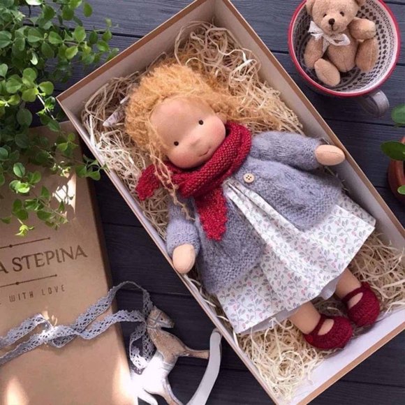 LOVEVER Poupées Waldorf 12” Poupée de Chiffon Faite à la Main - Poupée en Peluche Personnalisée de Collection pour Enfants Cadeau d'Anniversaire Poupée Vintage au Crochet Jouets avec Belle Boîte Cadeau
