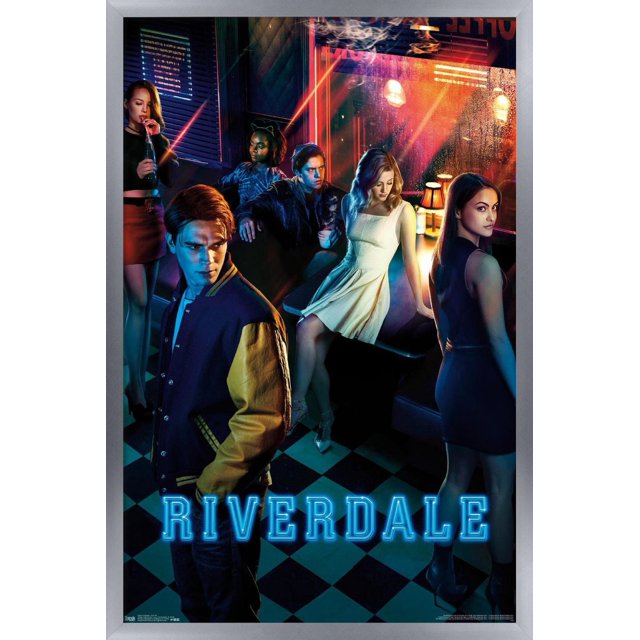 Riverdale - Affiche Murale d'Art Clé, 22,375 Po x 34 Po Représentant six Jeunes Adultes dans un diner Rétro avec Plancher à Carreaux Noir et Blanc, Texte « Riverdale » Bleu Néon au Bas, Éclairage de Lampe Chaud et Reflets Néon sur les Fenêtres, Idéal pour la Déco Murale de la Maison Ou du Dortoir.
