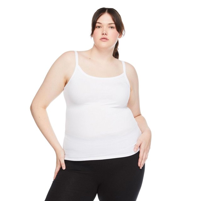 George Débardeur Côtelé pour Femme Grande Taille en Blanc Montré sur un Modèle Grande Taille Vu de devant. le Débardeur en Tricot Côtelé Présente une Encolure Ronde, des Bretelles spaghetti et un Ourlet Droit, Fabriqué en Tissu Extensible Idéal pour Superposer Ou comme Vêtement de Sport Décontracté.