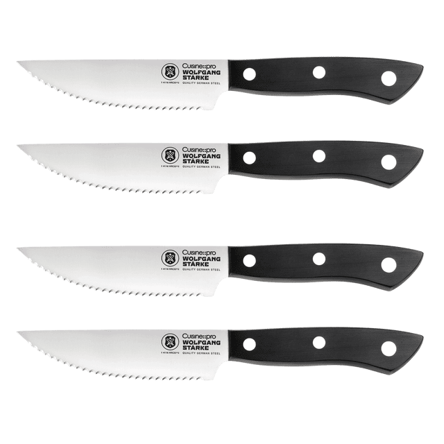 :Pro® Wolfgang Starke™ Cuisine : Ensemble de 4 Couteaux à Steak avec Quatre Couteaux à Steak Dentelés de Précision Dotés de Lames de 12,5 cm (5 Po) en Acier Inoxydable Allemand. Conçus pour Couper la Viande Sans Déchirure, Chaque Couteau Comprend une Poignée en Polymère Triplement Rivetée pour l'Équilibre et le Contrôle. Parfaits pour les Soirées de Steak et les Rôtis, les Couteaux Sont Disposés à l'Horizontale sur un Fond Blanc.