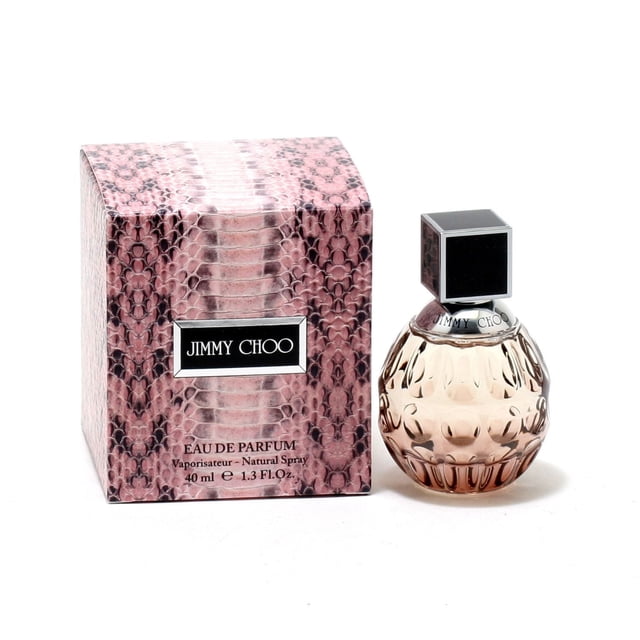 Jimmy Choo Vaporisateur Eau de Parfum pour Femmes 40 ml avec une Bouteille Ronde en Verre Facettée Couleur Ambre Pâle et un Bouchon Carré Noir, Présenté à Côté de Sa Boîte à Motif de Peau de Serpent Rose et Noire avec le logo Jimmy Choo et les Détails du Vaporisateur Eau de Parfum Naturel.