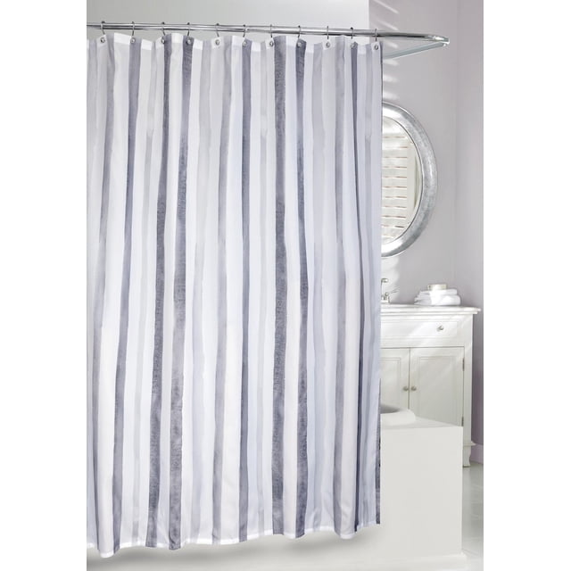MODA Rideau de Douche en Tissu à Rayures Aquarelle AT HOME - Gris avec des Rayures Aquarelle Verticales Grises et Blanches, Fabriqué en Tissu 100 % polyester avec Oeillets Métalliques, Suspendu à une Tringle de Douche Chromée Courbée dans une Salle de Bain Moderne. Lavable à la Machine et Nécessitant une Doublure et des Crochets, Il Convient à la Déco de Salle de Bain Contemporaine.