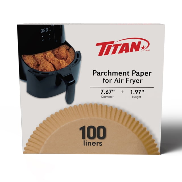TITAN Air Boîte de Doublures pour Friteuse à Chaud en Papier Parchemin Contenant 100 Doublures Rondes Pré-Découpées avec un Diamètre de 7,67 Po et une Hauteur de 1,97 Po, Conçues pour une Utilisation Antiadhésive et Résistante à la Graisse dans les Friteuses à Air, Montrées avec un Panier Noir pour Friteuse à Air Chaud Tenant du Poulet Frit.