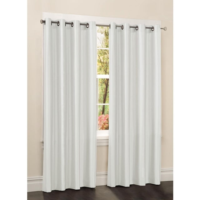 Mainstays Panneau de Rideaux de Fenêtre en Faux Soie à Oeillets, Blanc, Suspendu sur une Tringle Métallique Foncée avec Anneaux à Oeillets. Ces Panneaux en polyester Semi-Transparents Mesurent 54 Pouces de Large et Offrent un Léger Éclat pour une Élégance Classique. Idéal pour les Couvre-Fenêtres et l'Assombrissement de la Pièce, Ils Sont Faciles à Installer et Lavables à la machine.
