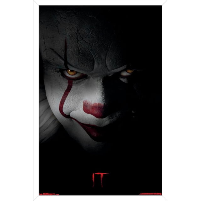 IT - Pennywise Affiche Murale, 22,375 Po x 34 Po art Mural Encadré avec Fond Noir et Texte « IT » Rouge Près du Bas, Idéal pour la Déco de la Maison et les collections d'Affiches par Trends International.
