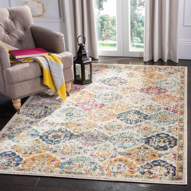 SAFAVIEH Madison Tapis Géométrique Floral Judith avec un Motif Floral et Géométrique Tissé Mécaniquement durable en Bleu, Jaune, orange et Rose sur Fond Clair, Posé sur un Plancher de Bois Franc Foncé à Côté d'Un Fauteuil beige avec un Jeté Jaune et Gris et un Livre Rouge, Près de Portes en Verre avec des Rideaux Beiges, Idéal pour Rehausser la Déco Intérieure Contemporaine et Transitionnelle.