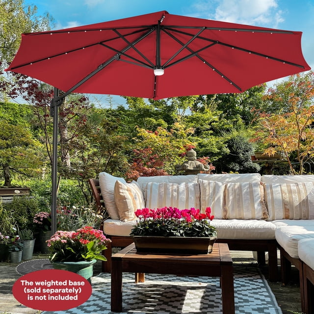 Gymax Parasol Solaire Déporté de 10 Pi en Rouge vent avec 28 Lumières DEL et un Moyeu Lumineux, Montré dans un Décor de patio Extérieur. le Parasol Présente une Auvent en polyester durable Soutenu par 8 Nervures en Acier et un Poteau en Aluminium avec une base Métallique Croisée. Il Comprend une Manivelle de Levage pour une Utilisation Facile, une rotation à 360°, et un Évent pour la Circulation d'Air. la base Lestée Est Vendue Séparément.