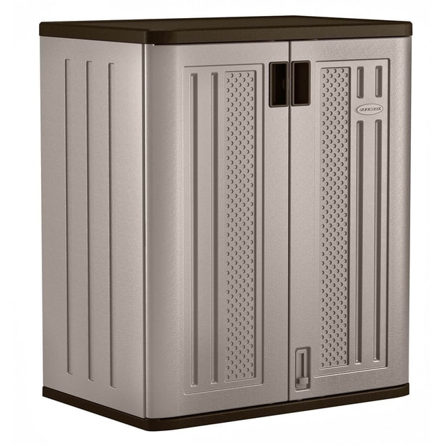 Suncast Armoire de Rangement à Base de 9 Pi3 avec Tablettes en Métal Platine et Ardoise. Cette Armoire Compacte Présente des Panneaux en Résine à Multiples Parois pour la Durabilité et la Résistance aux Intempéries, avec Deux Tablettes Renforcées Pouvant Supporter jusqu'à 75 Lb Chacune. Mesurant 2 Pi 6 Po de Large par 1 Pi 8,25 Po de Profond par 3 Pi de Haut, Elle Offre une Capacité de Rangement de 9 Pieds Cubes. Sa Conception Élégante Comprend des Portes Verrouillables par Coussinet pour une Sécurité Accrue, la Rendant Idéale pour Organiser les Outils et les Fournitures