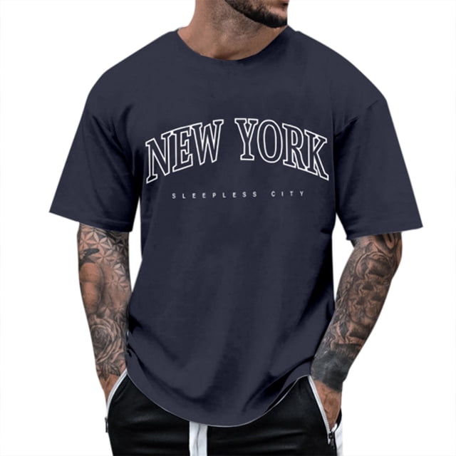 BOBOGOJP T-Shirt pour Homme Coupe Régulière Bleu Marine, avec Col Ras du Cou Uni, Manches Courtes et Poche avant. le Chandail Affiche un Motif de Lettres « New York Sleepless City » sur la Poitrine. Fait d'Un Doux Mélange de 95 % polyester et 5 % Élasthanne, Il Offre une Coupe Confortable avec un Tour de Cou Côtelé Extensible et des Fentes Latérales à l'Ourlet pour Plus de style et une Facilité de Mouvement. Convient pour un style Décontracté, Quotidien Ou de Plage, et s'Agence Bien avec des jeans Ou des shorts. Taille : 3TG.