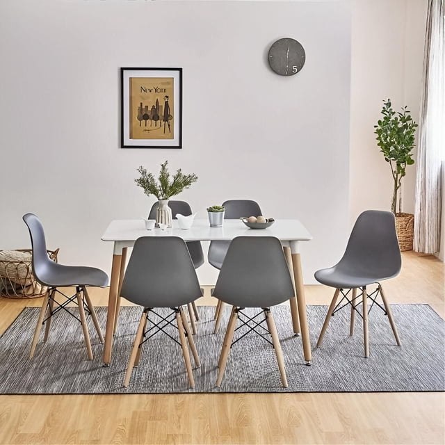 Heavenly Collection Ensemble de 2 Chaises en Bois Gris avec Sièges en Plastique Gris et Pattes en Bois Naturelles Disposées Autour d'Une table à Manger Blanche sur un Tapis Gris dans une Cuisine/salle à Manger avec Plancher de Bois Clair, une Horloge Murale, une Oeuvre Encadrée et des Plantes en Pot, Idéal pour des Sièges de Salle à Manger Modernes.