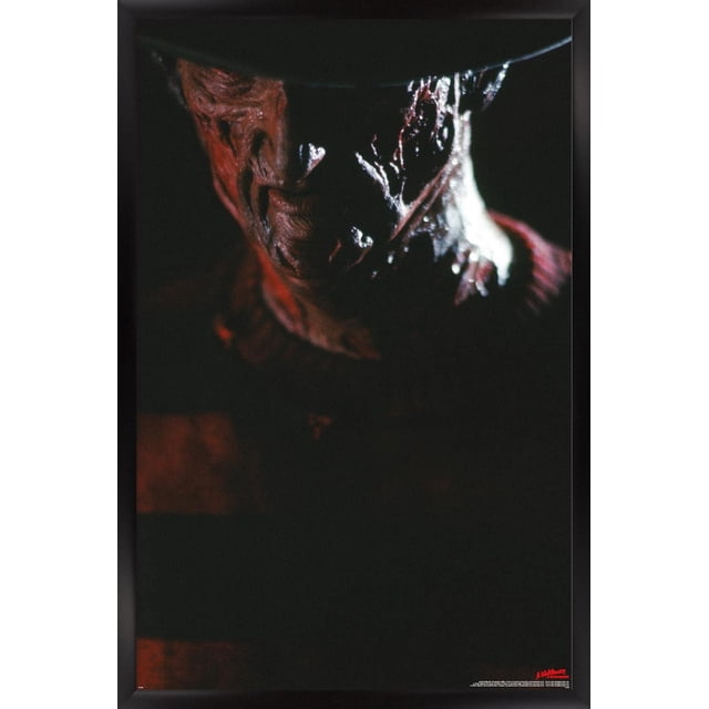 Un Cauchemar sur Elm Street - Affiche Murale Portrait de Freddy avec Cadre Magnétique, 22,375 Pouces x 34 Pouces Montrant un Gros Plan Centré du Visage Brûlé et Cicatrisé de Freddy Krueger sous un Chapeau fedora Sombre, Portant Son Chandail Rayé Rouge et Vert, Imprimée sur Papier d'Affiche Brillant avec un Cadre en Bois Magnétique Noir, Convient à la Décoration Murale de Chambre, Bureau Ou Dortoir.