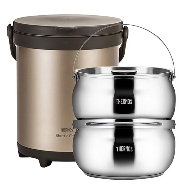 Thermos Shuttle Chef Cuiseur Thermique en Acier Inoxydable 6,0 L à Emporter (TCRA-6000) Doté d'Une Casserole Extérieure beige Isolée sous Vide avec Poignée à Loquet pour un transport Sécurisé et de Deux Casseroles Intérieures en Acier Inoxydable 3,0 L. Conçu pour une Rétention de Chaleur Efficace et une Cuisson portable, Idéal pour une Cuisson Lente Ou pour Garder les Aliments au Chaud pendant le Voyage.