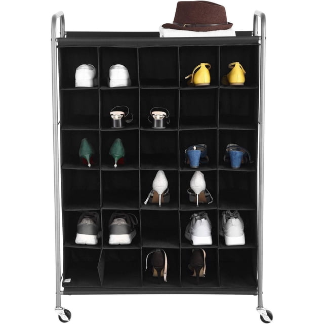 Mainstays Organiseur de Chaussures à 6 Niveaux, 30 Paires, Noir, avec Cadre Métallique Robuste et Roulettes Verrouillables, Vue Orientée vers l'Avant Montrant Diverses Chaussures, Espadrilles, Talons et Sandales, Ranger dans 30 Compartiments en Tissu, Surmonté d'Un Chapeau Brun et d'Une Serviette Blanche, Convient pour Organiser les Chaussures dans les Entrées Ou les Chambres.