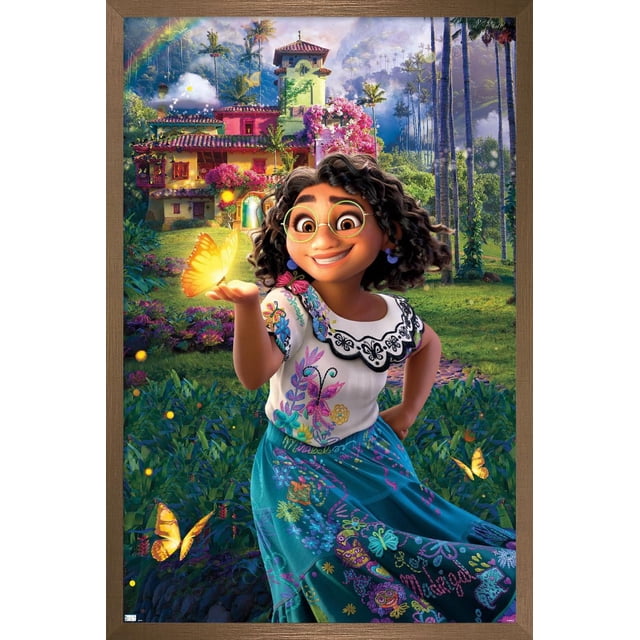 Disney Encanto - Affiche Murale d'Une Feuille Représentant une Jeune Fille Portant une blouse Blanche avec Col Brodé Noir et Broderie Florale Colorée, Accompagnée d'Une Jupe Bleue Présentant des Motifs Détaillés. Elle Tient un Papillon Jaune Lumineux sur Sa Main, Entourée de Plus de Papillons. l'Arrière-plan Montre une Maison Vibrante Multicolore Recouverte de Fleurs Roses et de Grands Palmiers dans un Feuillage Luxuriant sous un Ciel Partiellement Nuageux.
