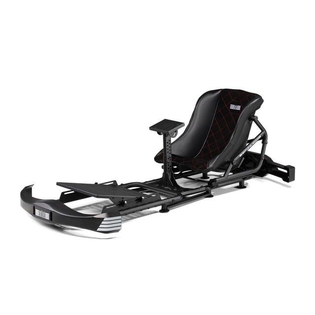 Next Level Racing® Kart à Pédales Plus Simulateur de Cockpit avec Cadre en Métal Noir, Plaque de Pédale Ajustable et Siège Ergonomique en Tissu Noir avec Surpiqûres en Losange Rouges, Conçu pour la Course Familiale de Simulation et l'Entraînement Compétitif.