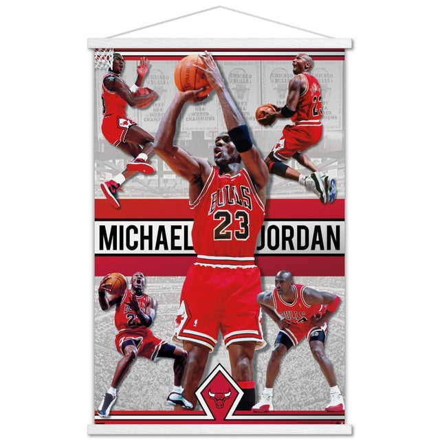 Michael Jordan - Affiche Murale Collage, 22,375 Pouces x 34 Pouces Présentant Plusieurs Photos d'Action de Michael Jordan dans Son Uniforme Chicago Bulls Numéro 23 Rouge, Exécutant des Mouvements de basketball comme le Tir, le dunking et le Dribble, sur Fond avec des Bannières de Championnat NBA Chicago Bulls et le logo des Bulls au Centre Inférieur, Convient à l'Art Mural à Thème Sportif et à la Déco des Fans.