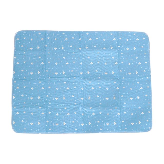Alèse Réutilisable et Lavable pour incontinence par DYNWAVECA, Mesurant 90x120 cm. l'Alèse Présente une surface Bleue avec un Motif floral Subtil, Conçue pour les Personnes d'Âge Moyen et Âgées, les Nourrissons, les Enfants Qui Pipient au Lit et les Personnes à Mobilité Réduite. Fabriquée avec un Coton Absorbant et une Couche Imperméable pour Emprisonner l'Humidité et Protéger la Literie. Convient aux Besoins de Soins Personnels et d'Hygiène.