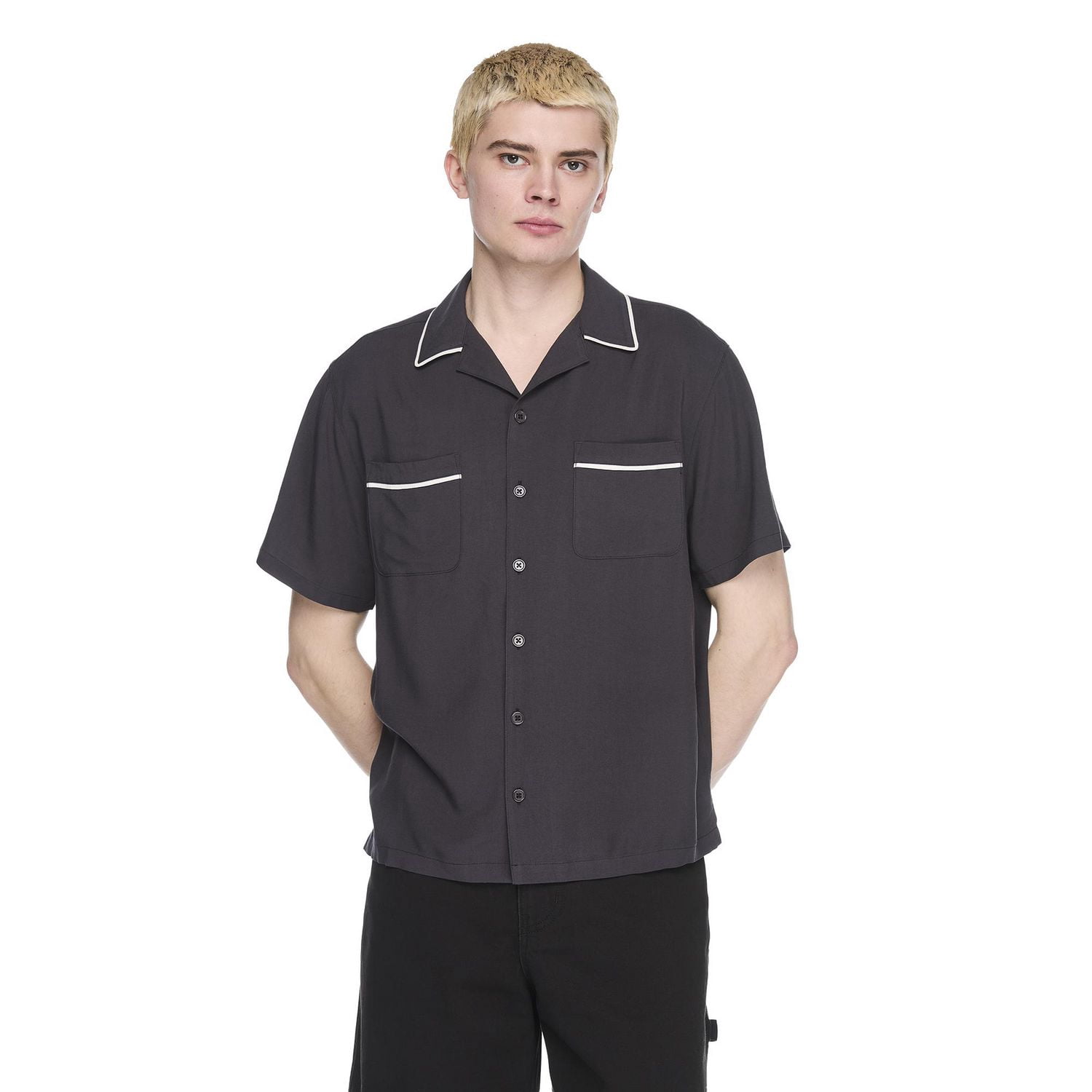 No Boundaries Men's Short Sleeve Piped Shirt