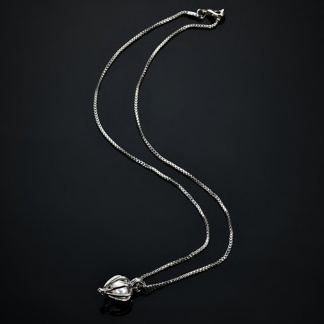 SMihono Colliers pour Femmes Bijoux Amour Perle Creuse Pendentif à Souhaits Collier Présentant un design Infini avec une Perle de Culture Blanche Encapsulée dans un Pendentif Creux. le Collier Comprend une Délicate Chaîne en Argent et Est Présenté sur un Fond Noir. Convient pour Offrir, Il Est Livré avec une Boîte-Cadeau Élégante et Durable.
