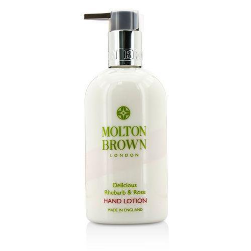 Lotion pour les Mains à la Délicieuse Rhubarbe et Rose par Molton Brown en Bouteille de 300 ml (10 Oz). la Lotion Présente un Distributeur à Pompe et un design Blanc Épuré avec des accents Verts et Roses. Elle Est Enrichie d'Un Extrait de Rose et d'Un accord de fruit yuzu, Offrant un Parfum Relevé et Sucré. Idéale pour Garder les Mains Soyeuses et Douces.