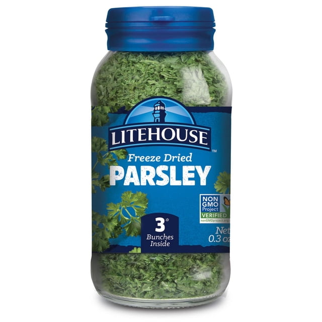 8,5 g de Persil Lyophilisé Litehouse dans un Pot en Verre Transparent avec Couvercle Bleu, Montrant du Persil Vert Finement Haché à l'Intérieur. l'Étiquette Bleue Présente le logo Litehouse avec un Phare, Indique « Persil Lyophilisé » et Note Qu'il Contient l'Équivalent de 3 Bouquets Frais. Il Comprend un Sceau Vérifié par le Projet Non OGM et un Poids net de 0,3 oz. Convient pour Ajouter une Saveur Subtile aux Soupes, Vinaigrettes et Oeufs.