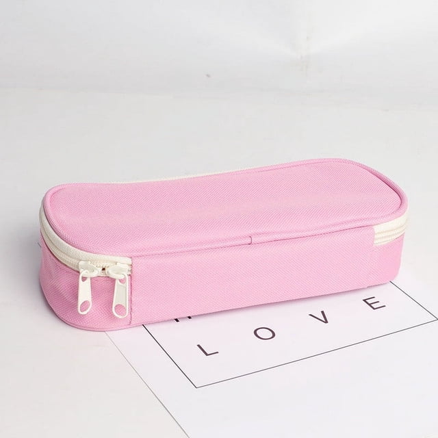 RKSTN Trousse à Crayons en Toile Rose, Présentant un Matériau en Toile durable avec une surface Lavable pour un Nettoyage Facile. la Trousse à Crayons a une Forme Rectangulaire avec un Fond Solide et une Fermeture Éclair Blanche Sécurisée. Elle Mesure 22 x 10 x 5,5 cm et Est Légère à 70 g, la Rendant Idéale pour Ranger des Stylos, Crayons, Gommes et Autres Petits Articles. Convient pour l'Utilisation dans les Écoles, les Bureaux Ou à la Maison, Elle Peut Aussi Servir de Trousse Cosmétique Ou d'Organisateur pour les Fournitures d'Art.