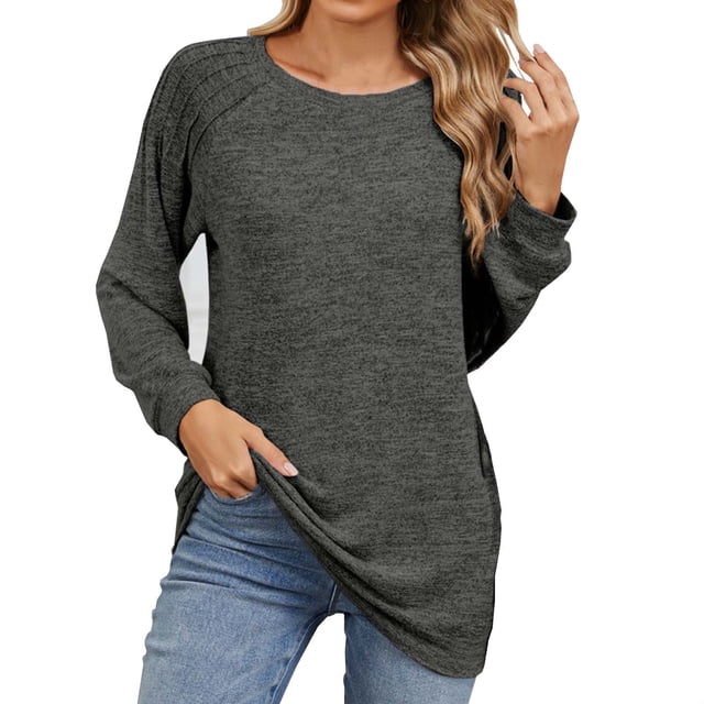 Timegard Hauts pour Femmes Col Rond Manches Longues T-Shirts de Couleur Unie Chic Décontracté Ample Hauts Chauds Automne. un Haut de Taille Moyenne à Manches Longues de Couleur Unie Gris Foncé, avec une Encolure Ronde et une Coupe Ample et Décontractée. Fabriqué en Tissu Doux, Extensible et Léger, Il Convient aux Temps Plus Frais. le design Comprend de Subtils Détails Côtelés sur les Épaules et un Ourlet Légèrement Allongé, Idéal à Agencer avec des jeans Ou des leggings.