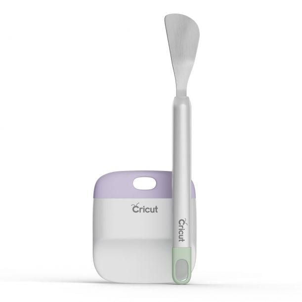 Cricut® Ensemble Grattoir et Spatule avec un Grattoir Blanc et Lavande et une Spatule Blanche avec une Lame Plate Argentée et un accent de Manche Vert Menthe, Tous Deux de Marque, Conçus pour l'Entretien du Vinyle, du Papier et des Tapis de machine Lors de Projets d'Artisanat.