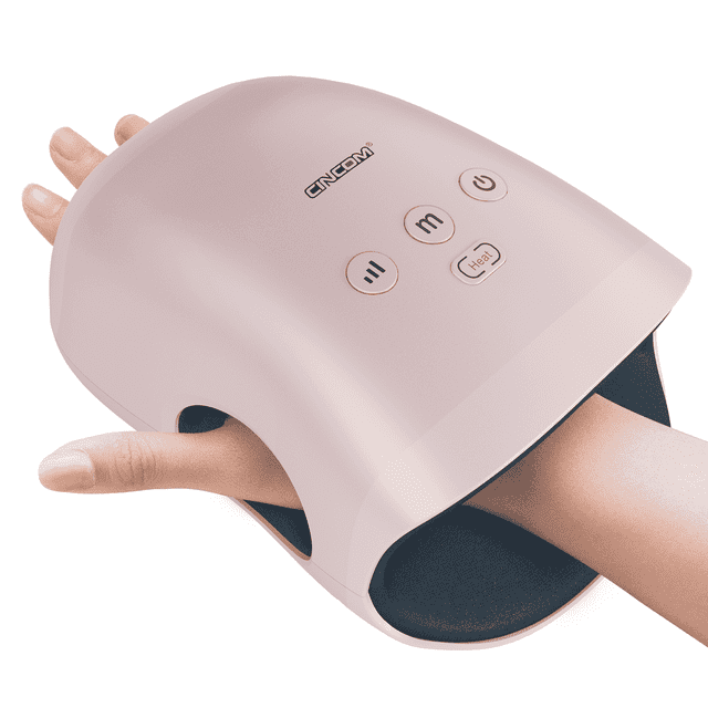CINCOM Masseur de Main Sans Fil avec Chaleur et Compression pour l'Arthrite et le Canal Carpien, Rose. une Vue Gros Plan du Masseur portable et rechargeable en Utilisation, avec une Conception Ergonomique et des Boutons de Contrôle pour le mode, la Chaleur et l'Alimentation. l'Appareil Enveloppe la Main, Offrant une Compression d'Air Rythmique et une Thérapie par Chaleur pour le Soulagement de la Douleur et une Meilleure circulation.