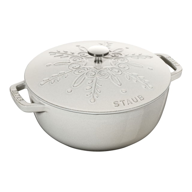 STAUB La Cocotte Four Français Rond en Fonte 3,6 L Flocon de Neige en Truffe Blanche. Ce Four Français en Fonte Émaillée Présente un motif Flocon de Neige sur le Couvercle, un Bouton en Acier nickel et des Poignées Ergonomiques. Conçu pour une Répartition Uniforme de la Chaleur et une Rétention d'Humidité, Il Comprend une structure en Chistera drop pour des Résultats de Cuisson Tendres. Convient à Toutes les Cuisinières, Y Compris l'Induction, et Va au Four jusqu'à 482°C/900°F Sans le Couvercle. Va