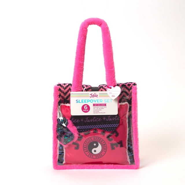 Ensemble de Voyage en Fausse Fourrure Rose Sac Fourre-Tout Transparent avec Garniture en Fausse Fourrure Pelucheuse, Comprenant un Oreiller de Marque Justice, une Couverture Pliée, Deux Chouchous à Motif pour les Cheveux et un Masque pour les Yeux, Idéal pour les Soirées Pyjama et comme Accessoire Stylé.