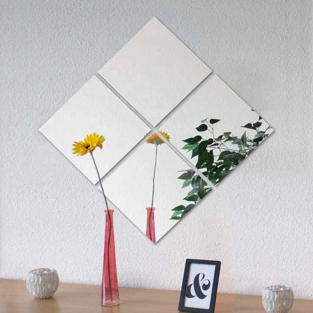 Miroir Mural Rectangulaire en Verre Adhésif Miroir Décoratif par HESignd, Présentant Quatre Petits Miroirs Carrés Arrangés en Motif Losange sur un Mur Blanc. les Miroirs Réflètent une Fleur Jaune dans un vase Rouge et des Feuilles Vertes, Créant un Élément de Déco Maison Élégant et Moderne. Convient aux Chambres, Salons, Portes et Plus. Facile à Installer avec un Ruban Adhésif durable Double Face.