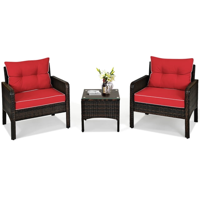 Patiojoy Ensemble de Conversation en Rotin Osier pour Patio Extérieur 3 Pcs avec Deux Chaises en Rotin Brun Dotées de Coussins Rouges et d'Une table Basse Carrée avec Dessus en Verre Trempé. Conçu pour les Espaces Extérieurs comme les patios, Jardins Ou Balcons, Cet Ensemble Offre un Confort Ergonomique avec des Coussins Épais et une construction Robuste. Utilisé Souvent pour des Rassemblements Décontractés Ou des Moments de Détente en Plein Air.