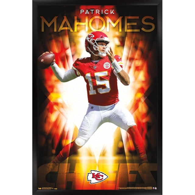 NFL Kansas City Chiefs - Patrick Mahomes II 18 Affiche Murale, 22,375 Po x 34 Po Encadrée Montrant Patrick Mahomes en Uniforme des Chefs Rouge et Blanc Numéro 15, Lancer un Ballon de football avec un Arrière-Plan d'Éclatement orange et Jaune Dynamique et le logo Kansas City Chiefs au Bas.