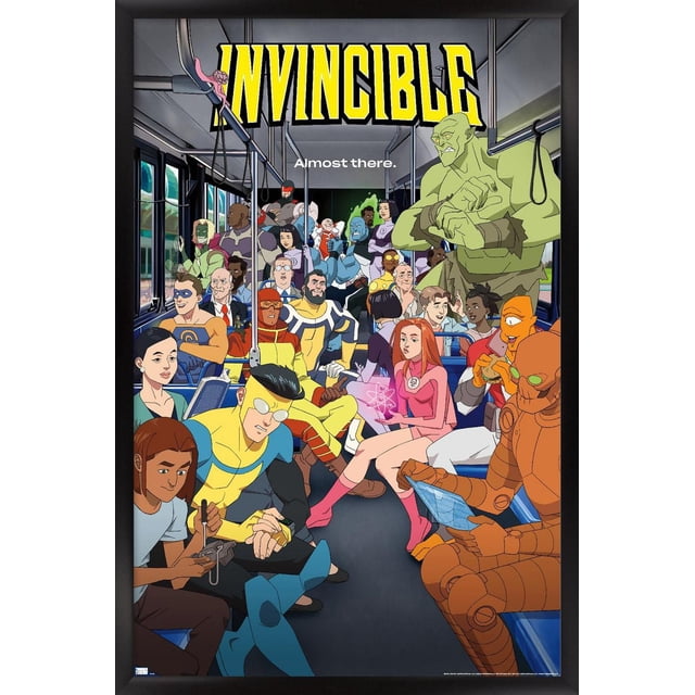 Invincible : Saison 2 - Affiche Murale d'Un Autobus sur une Feuille Représentant une Vue Orientée vers l'Avant à l'Intérieur d'Un Autobus Rempli de Divers Superhéros Animés en costumes Colorés, Incluant une Grande Figurine Musculaire Verte Debout et un Personnage Blindé orange Assis Lisant une Tablette, avec le Titre Audacieux Jaune « Invincible » et la phrase « Presque Là. » Ci-Dessus, Imprimée sur du Papier d'Affiche Brillant, Convenant à une Déco Murale