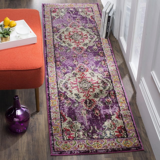 Safavieh Monaco Toria Tapis Traditionnel 2 Pieds2"x8' pour Aire, Présentant un Empilage en Polypropylène Tissé Mécaniquement avec un Motif d'Inspiration Perse Violet et Crème Accentué de Détails Floraux Rouges et Verts, Exposé sur un Plancher de Bois Franc Foncé à Côté d'Une Fenêtre Bordée de Blanc et un Banc Rembourré orange avec un Plateau Blanc Tenant des Citrons et une Plante, Idéal pour Ajouter un style Bohème aux Couloirs Ou aux Entrées.