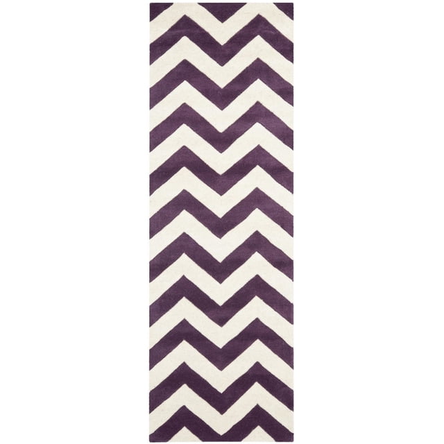 Safavieh Chatham Jake Tapis à Rayures Zigzag avec Laine Tuftée à la Main et Poil Moyen Moelleux, Présentant un Motif à Rayures Zigzag Violet Foncé et Blanc Cassé, Conçu pour la Déco Contemporaine de la Maison et un Confort Doux sous les Pieds, Souvent Utilisé comme Tapis d'Accent dans les Couloirs Ou les Salons.