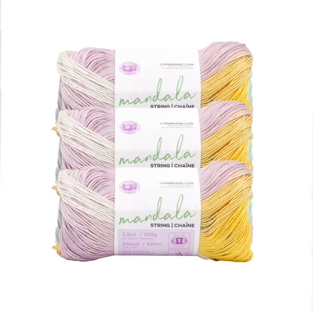 Lion Brand Mandala® Fil à Tricoter #1 Superfin/à Doigts 100 G/320 m 3 Pelotes Empilées, avec des Pelotes pastel Auto-Rayées en Teintes Rose, Jaune, Blanc et Bleu avec des Étiquettes Blanches Affichant un Texte Vert et Violet, Convient aux Travaux de Dentelle, Châles et Projets pour Bébé.