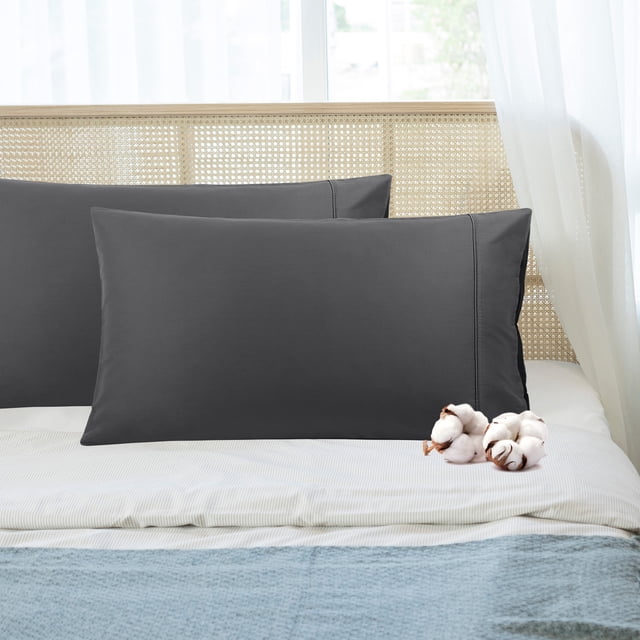 PiccoCasa Ensemble de 2 Taies d'Oreiller Gris Foncé, Faites de Coton Doux 100 % avec Fermeture Éclair. les Taies d'Oreiller Format Standard Mesurent 20x26 Pouces (51x66 cm) et Sont Exposées sur un Lit Soigneusement Fait avec un Drap à Rayures de Couleur Claire et une Couverture Bleue. des accents en Coton Sont Placés sur le Lit, Mettant l'Accent sur le Matériau Naturel.